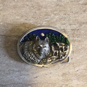 Belt buckle, Mama wolf + 3 cubs howling at the moon